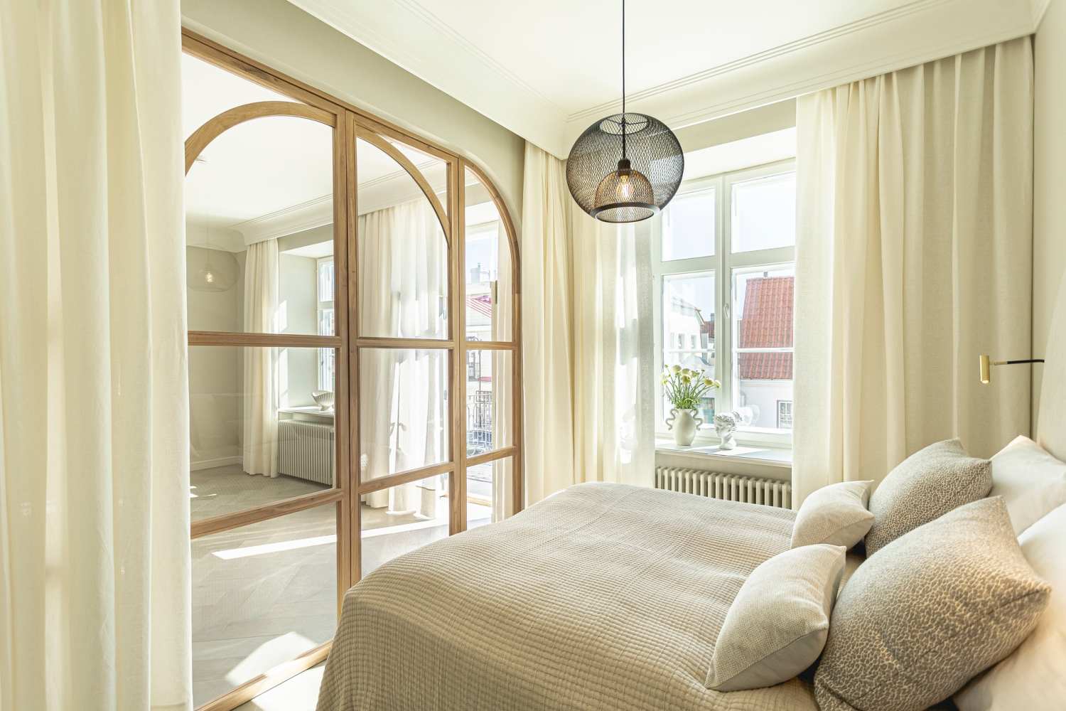 Fabricor stuudio elegantne kardinadisain butiikmajutuses