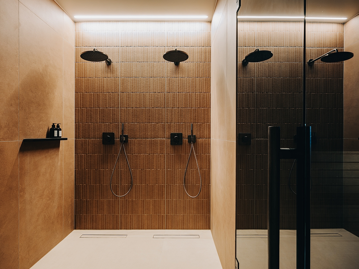 Sauna pesuruumis on topeltvalamud ja kaks dušši. 4