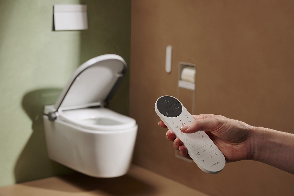WC-poti süsteemi on lihtne kasutada nii kaugjuhtimispuldi kui ka külgedel paiknevate Select-nuppude abil. 1