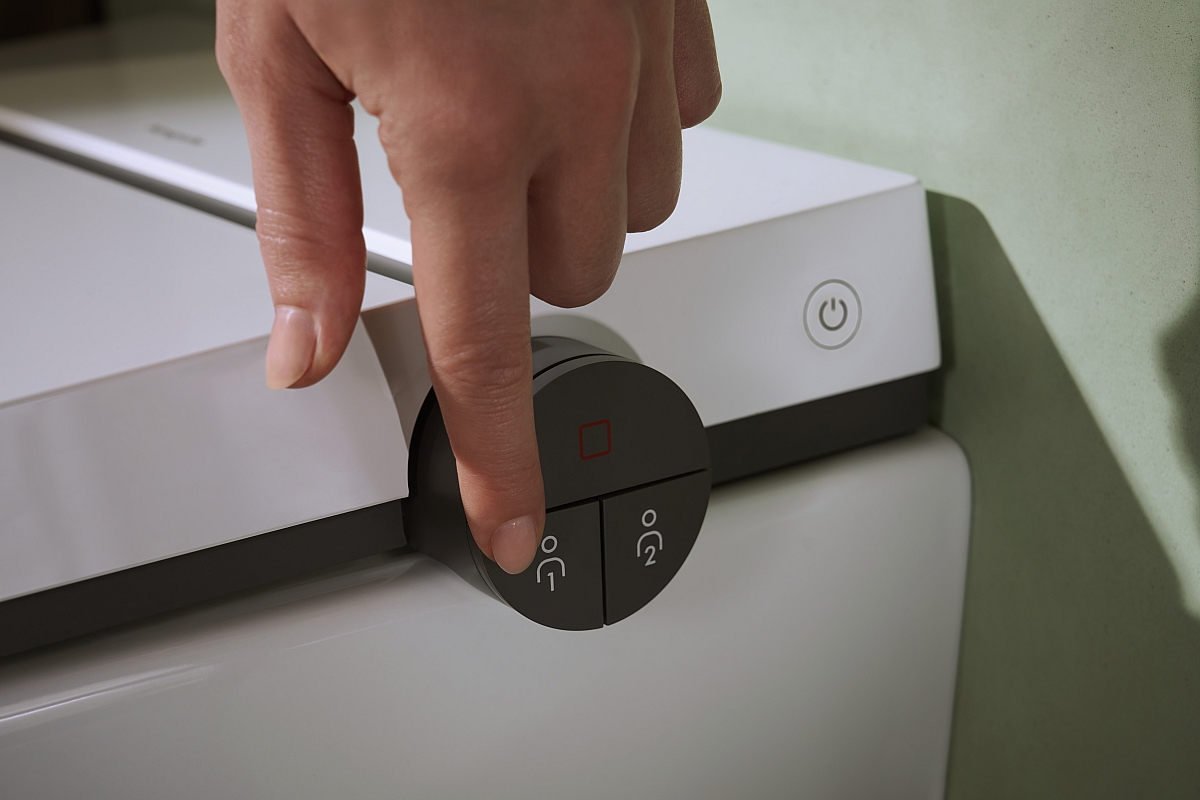 WC-poti süsteemi on lihtne kasutada nii kaugjuhtimispuldi kui ka külgedel paiknevate Select-nuppude abil. 1