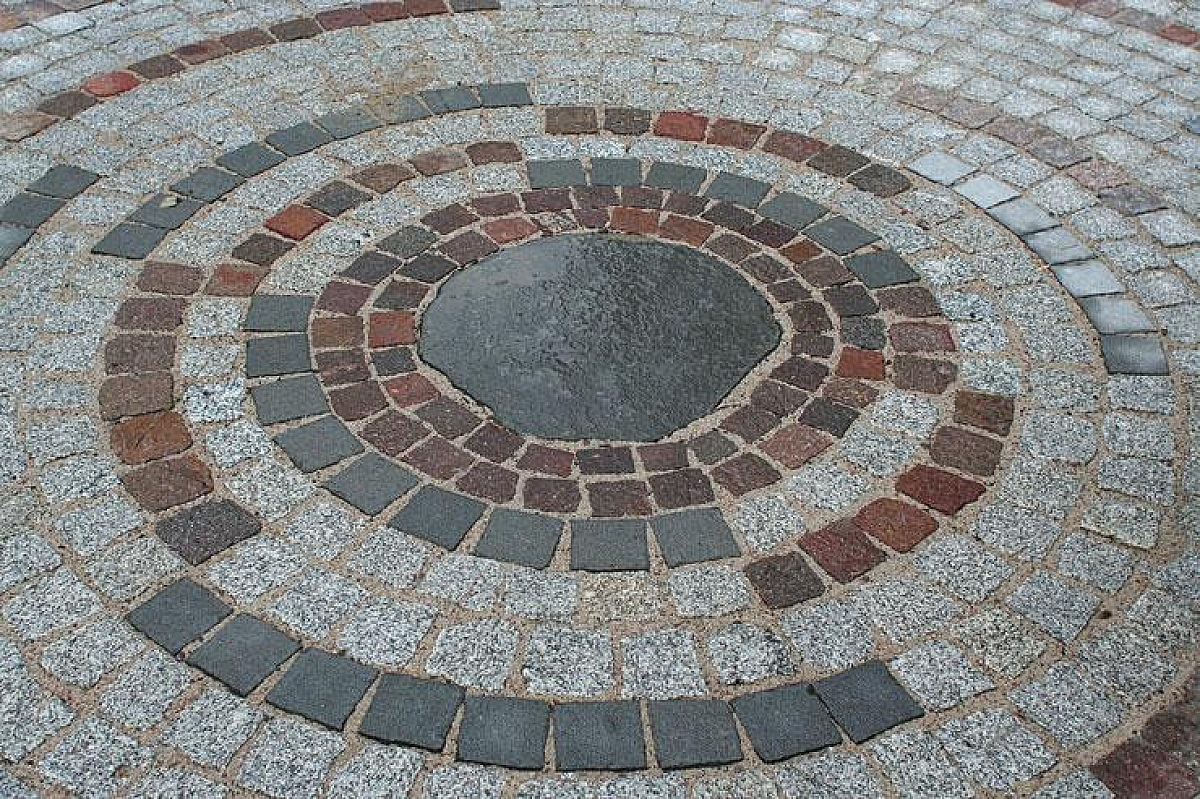 Sillutis graniidist, porfüürist ja basaldist täringukivide ning suure basaltplaadiga. 2