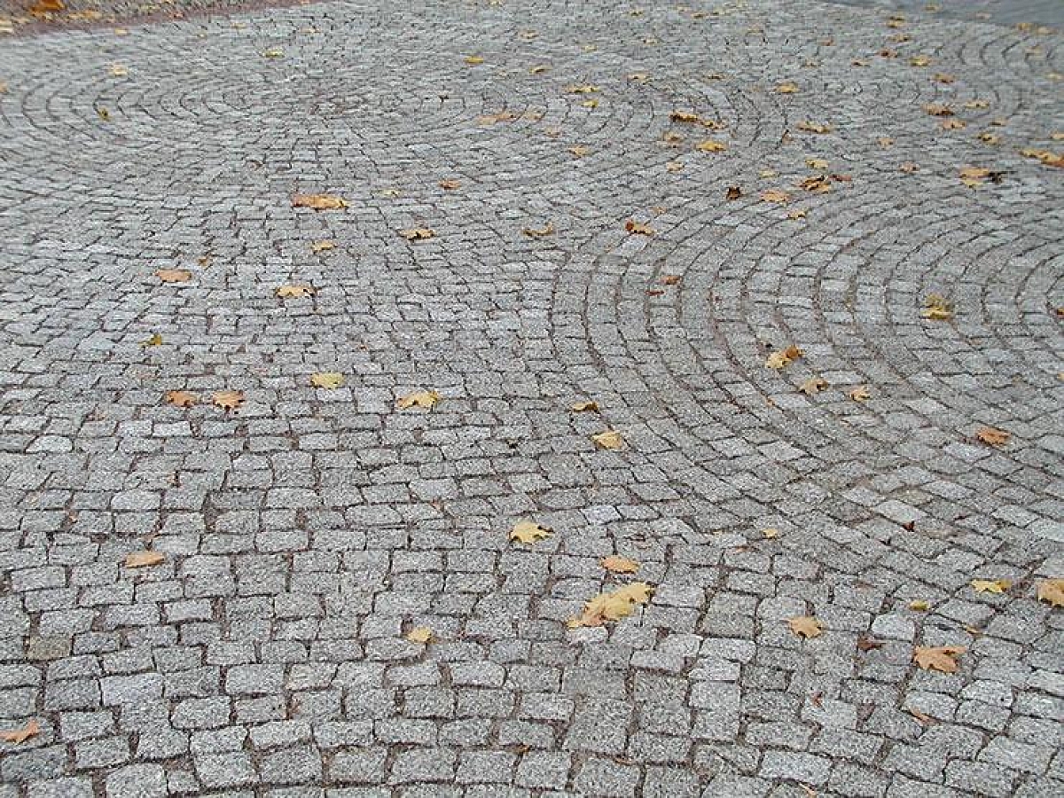 Hallidest graniittäringukividest sillutis. 4
