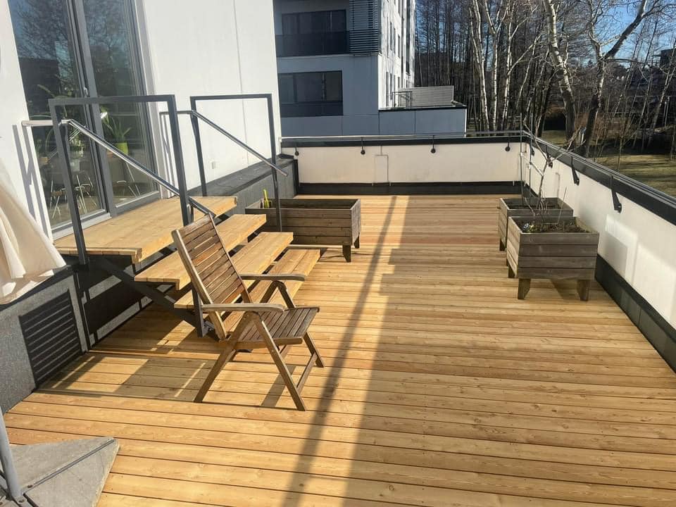 Kui terrass on planeeritud õueala osana, tuleks majast terrassile astumiseks ehitada aste. Vastupidisel juhul, kui terrass on maja osa, on vaja treppi õuealalt terrassile astumiseks. Värskenduskuuri läbinud rõduterrass @Remondifirma.ee